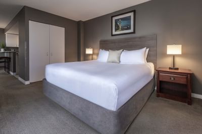 king_junior_studio_bedroom_area_in_hotel_faubourg_montreal