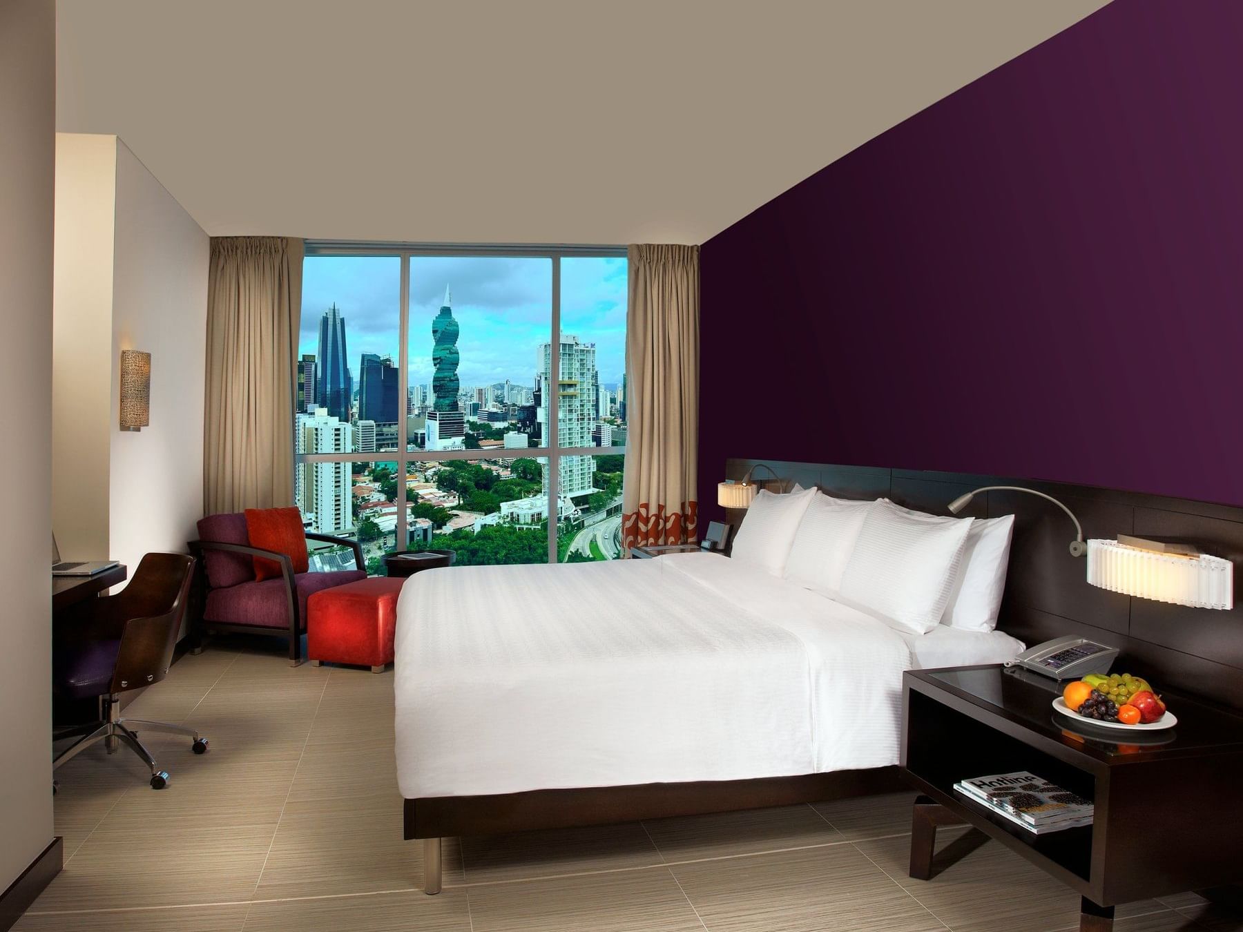 Cómoda cama en Deluxe King Vista a la Ciudad en Megapolis Hotel Panamá