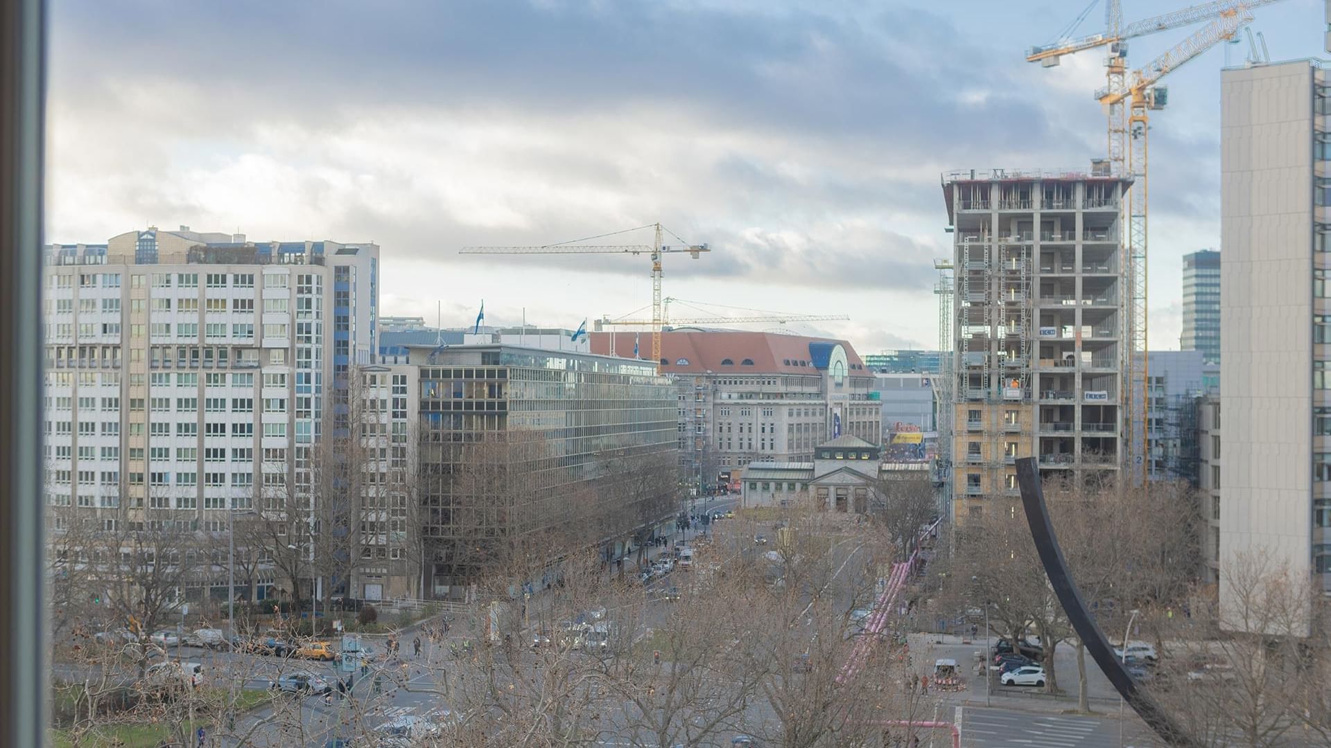 Fernblick auf die Stadtlandschaft mit Gebäuden aus dem Superior Zimmer im Titanic Comfort Kurfürstendamm