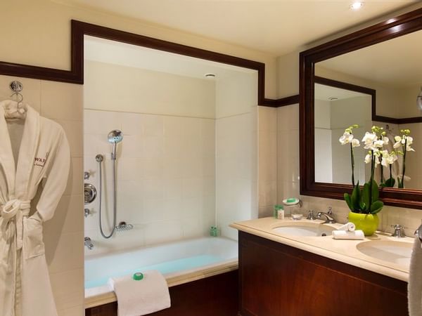 Bathtub with a mirror in Junior suite at Warwick Hotel Barsey