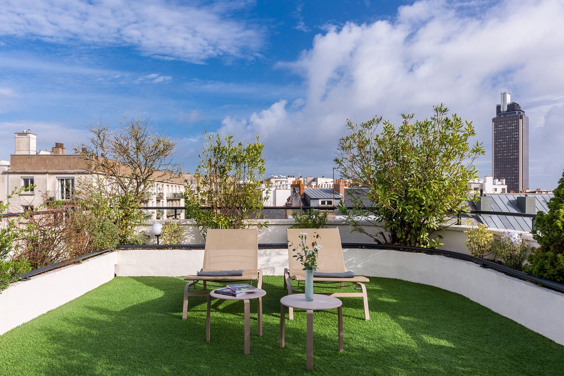 Chaises longues et tabouret sur le toit, Oceania Hôtel de France Nantes