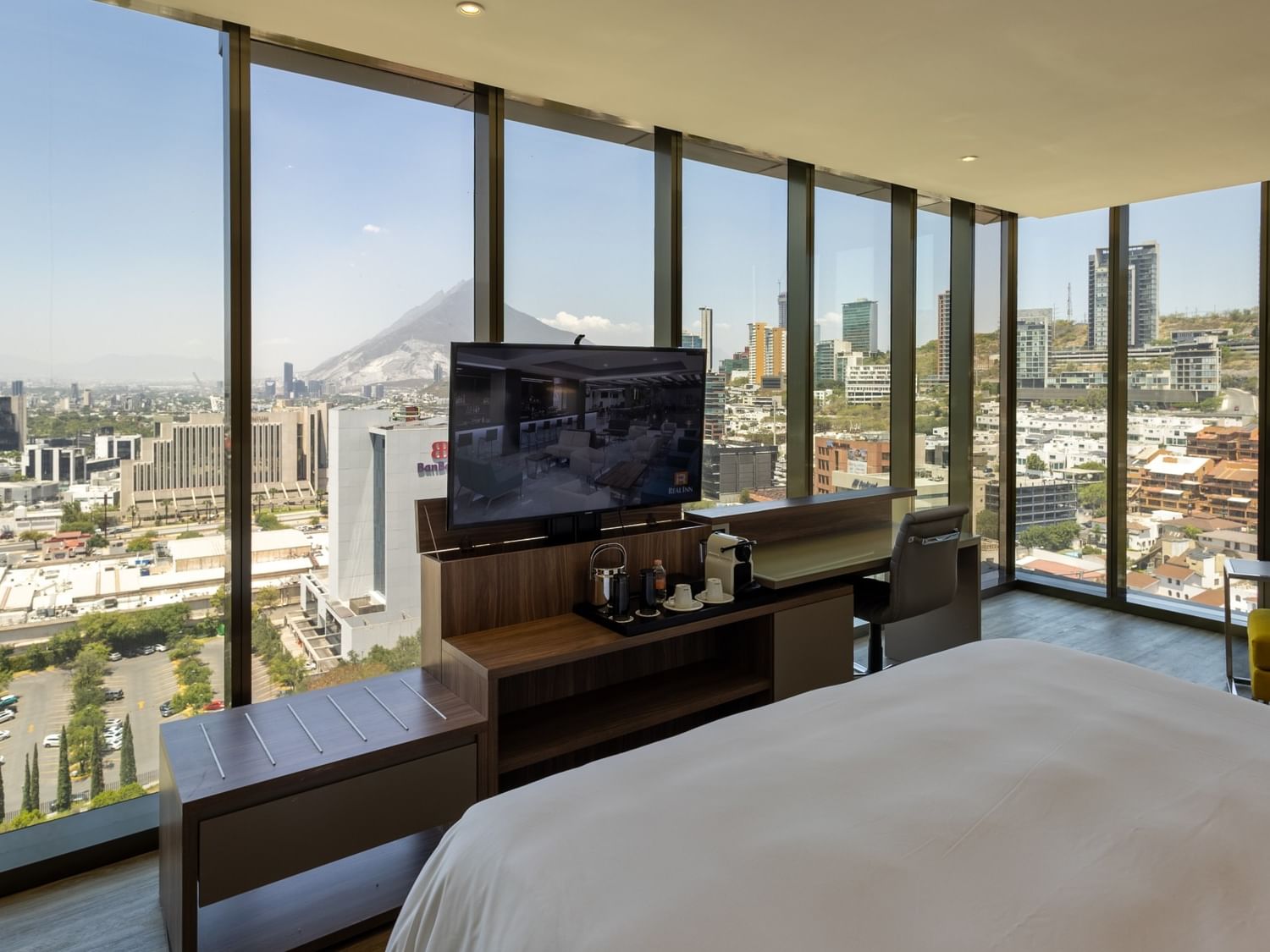Junior Suite King con ventanales amplios y vistas panorámicas de Monterrey en Camino Real Fashion Drive Monterrey
