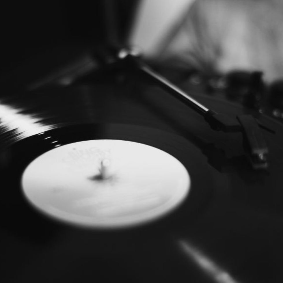 Nahaufnahme eines Plattenspielers mit Vinyl-Schallplatte bei Kuro Mochi – Vinyl, Food & Drinks in Schwarzweiß.