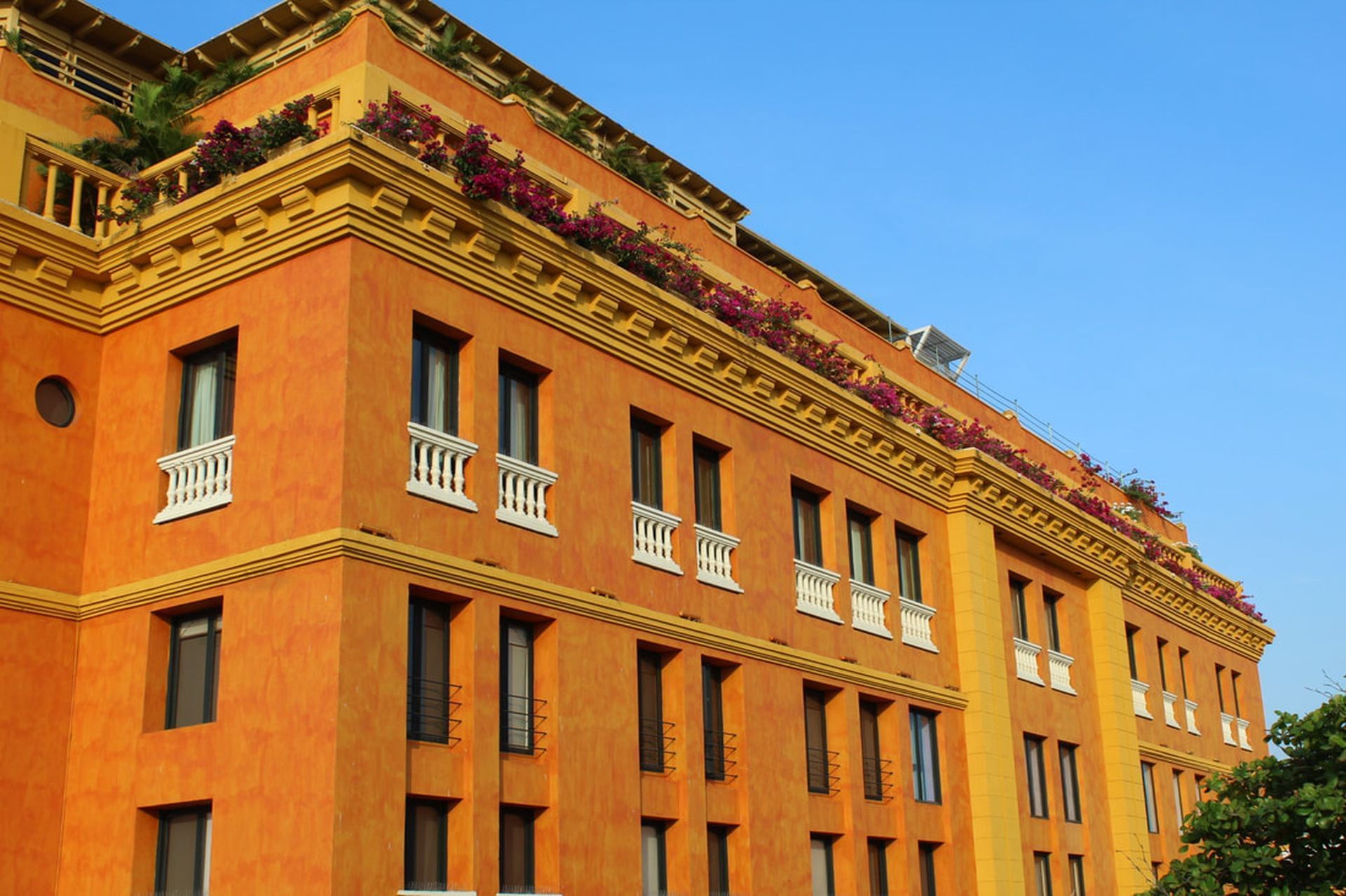 Exterior view of the Hotel Charleston building at daytime