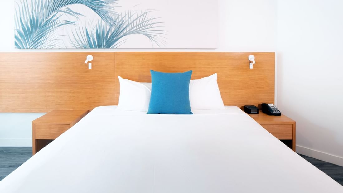 Novotel Cairns standard room king bed
