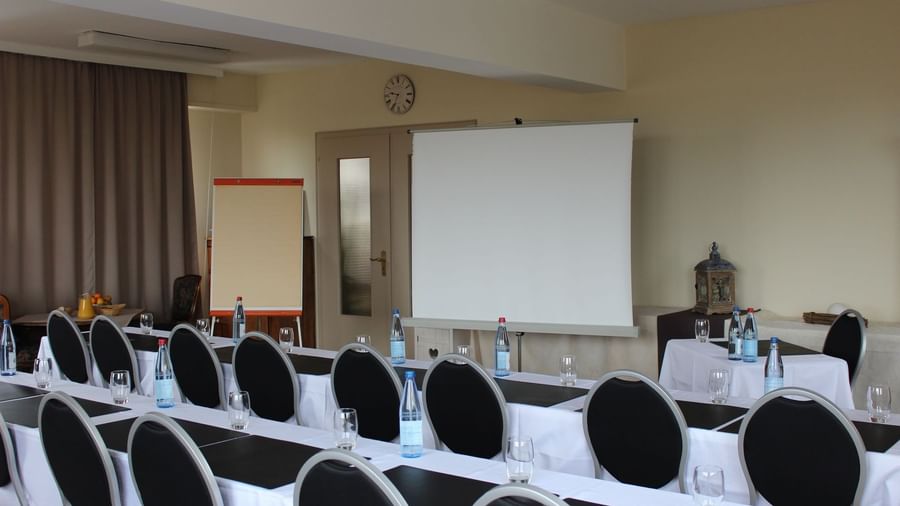 Table setup in Seminar room with a projector at Le Kastelberg