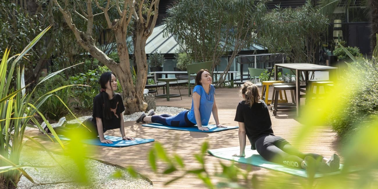 Femmes faisant du yoga en plein air aux Oceania Hotels