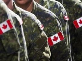 soldats avec le drapeau canadien sur les bras