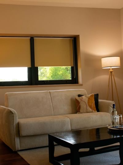 Salon d'une suite avec vue sur le lac du Domaine