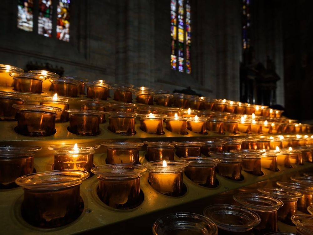 Encendiendo velas en la iglesia cerca de Grand Fiesta Americana