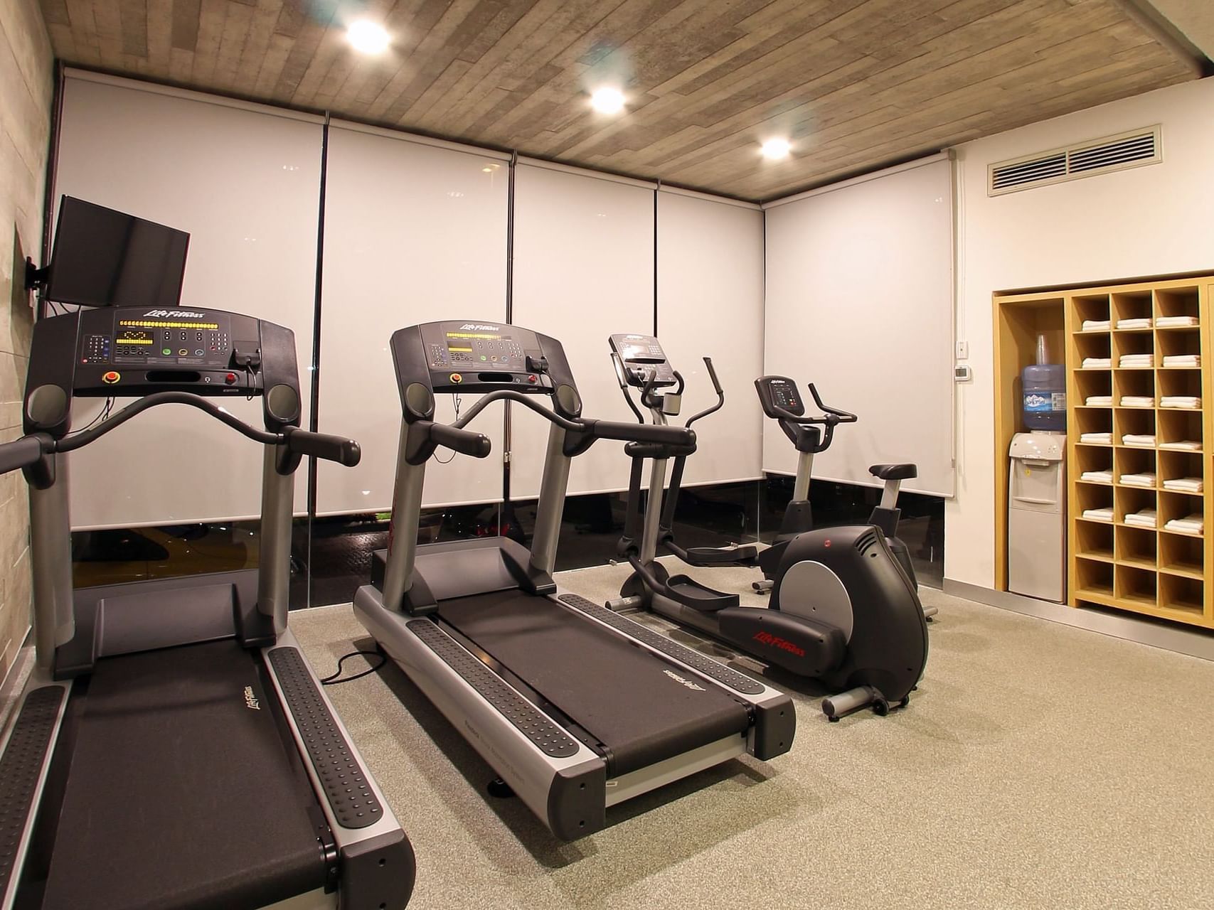 Gimnasio con cintas de correr y bicicleta estática en One Hotels