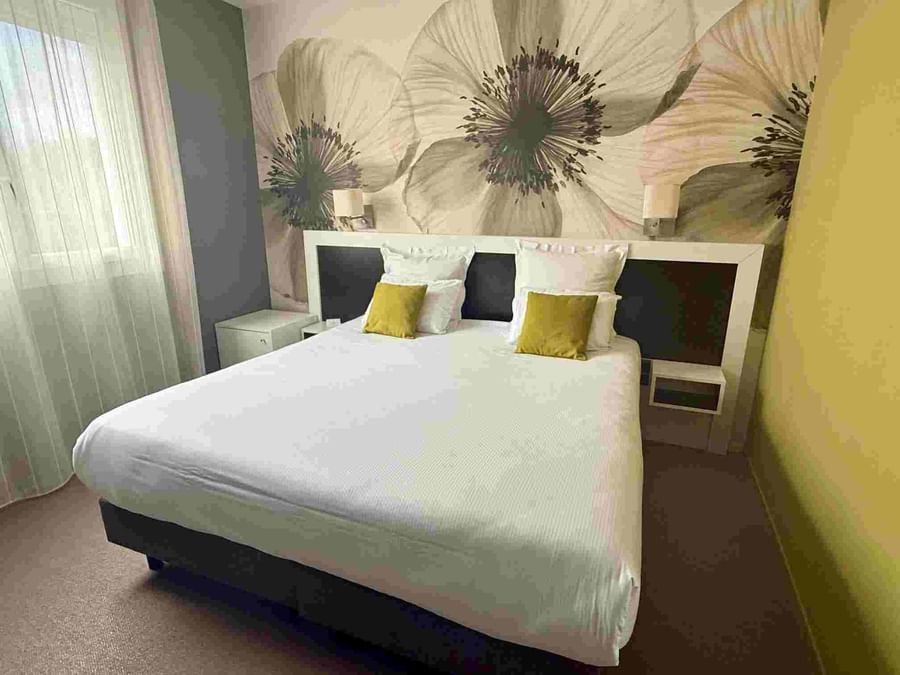 Chambre confortable avec lit double et linge de lit élégant chez Hôtel La Marébaudière.