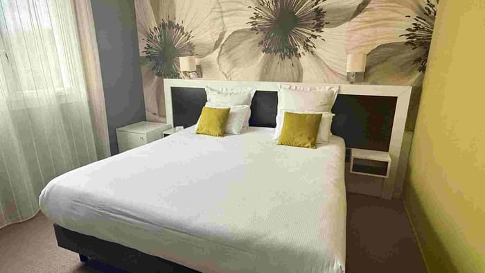 Chambre confortable avec lit double et linge de lit élégant chez Hôtel La Marébaudière.