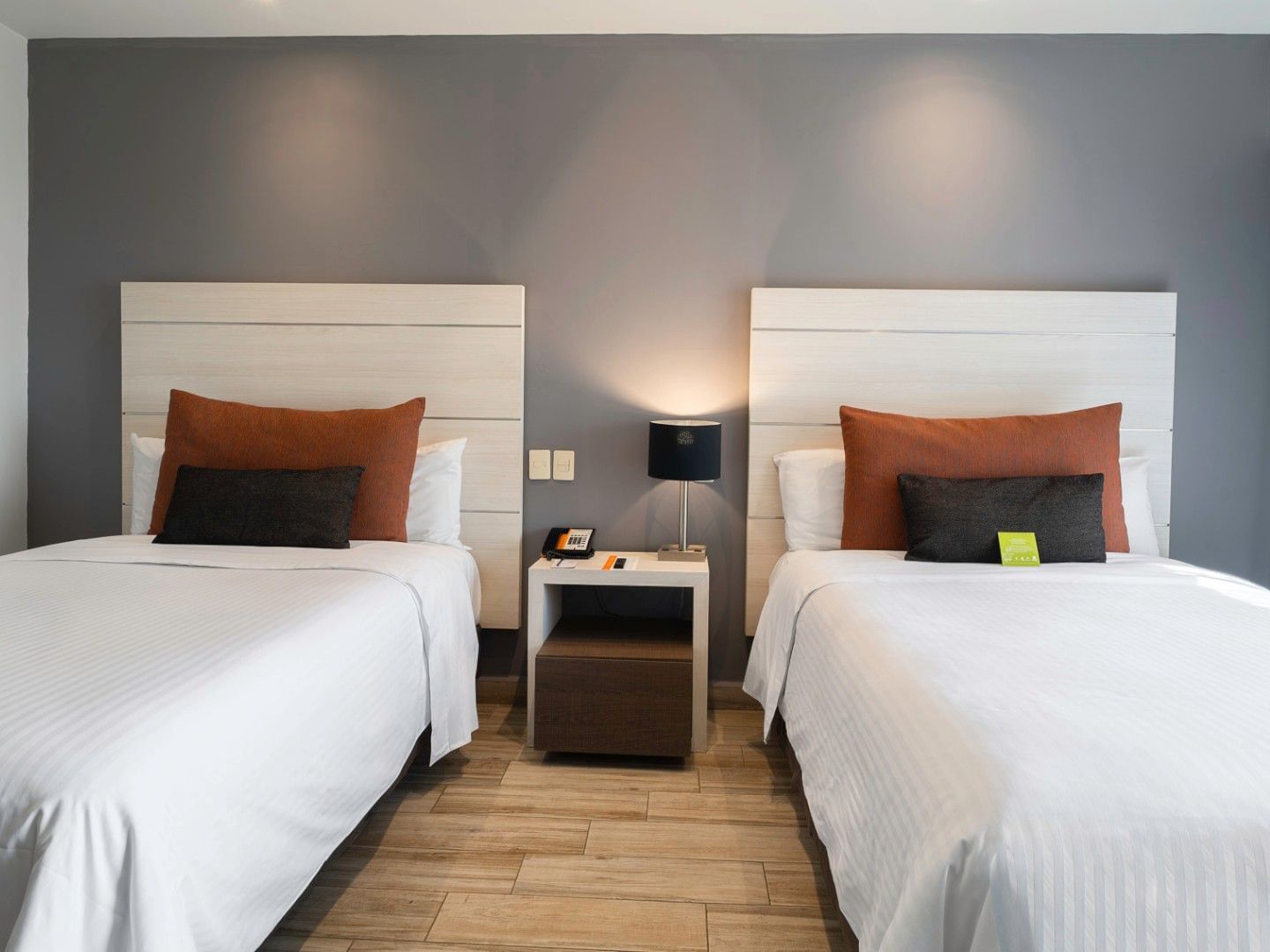 Habitación de lujo con 2 camas dobles en Real Inn Perinorte, Tlalnepantla.