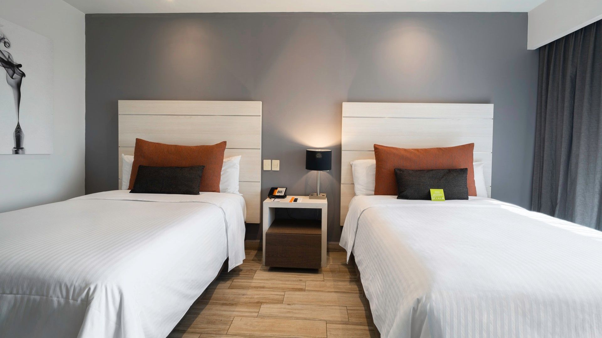 Two double deluxe beds with pillows and nightstand at Real Inn Perinorte, Tlalnepantla.