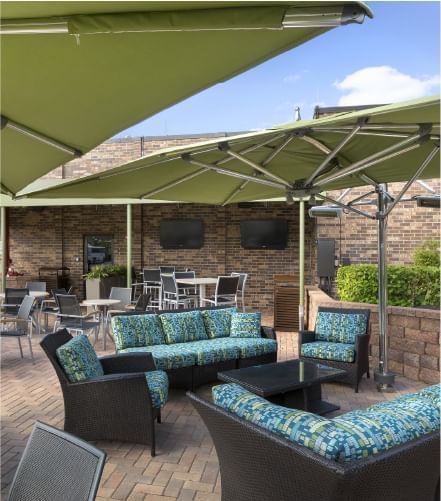 Lounges in the outdoor lounge area at Rosen Inn International