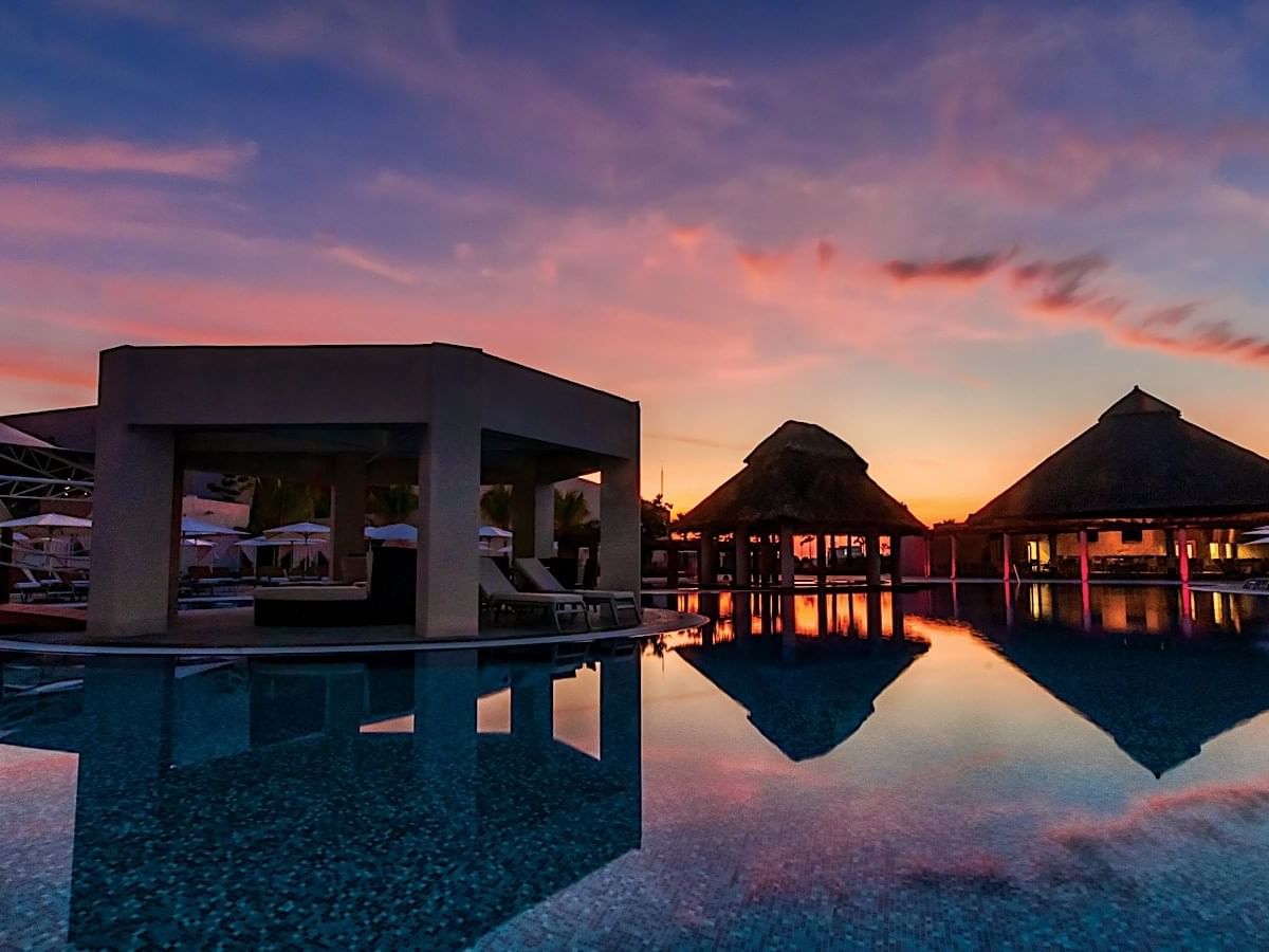 Evening exterior view at Palacio Mundo Imperial