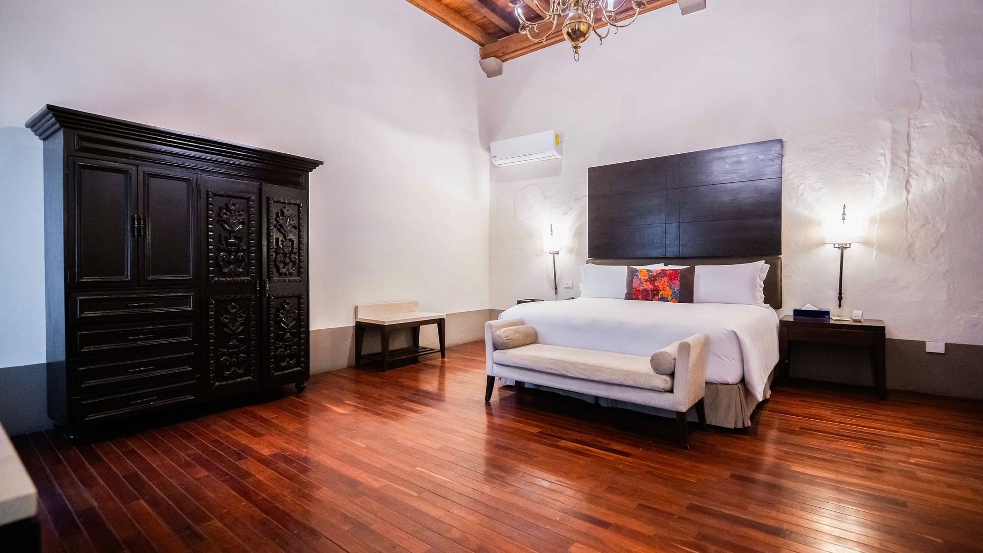 Habitación Superior King con cama grande, sofá, armario y lámparas en Quinta Real Puebla, Heroica Puebla de Zaragoza