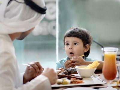 طفل يتناول الطعام في مطعم