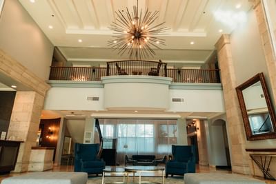 Lounge area & chandelier in the hotel lobby at Araiza Mexicali