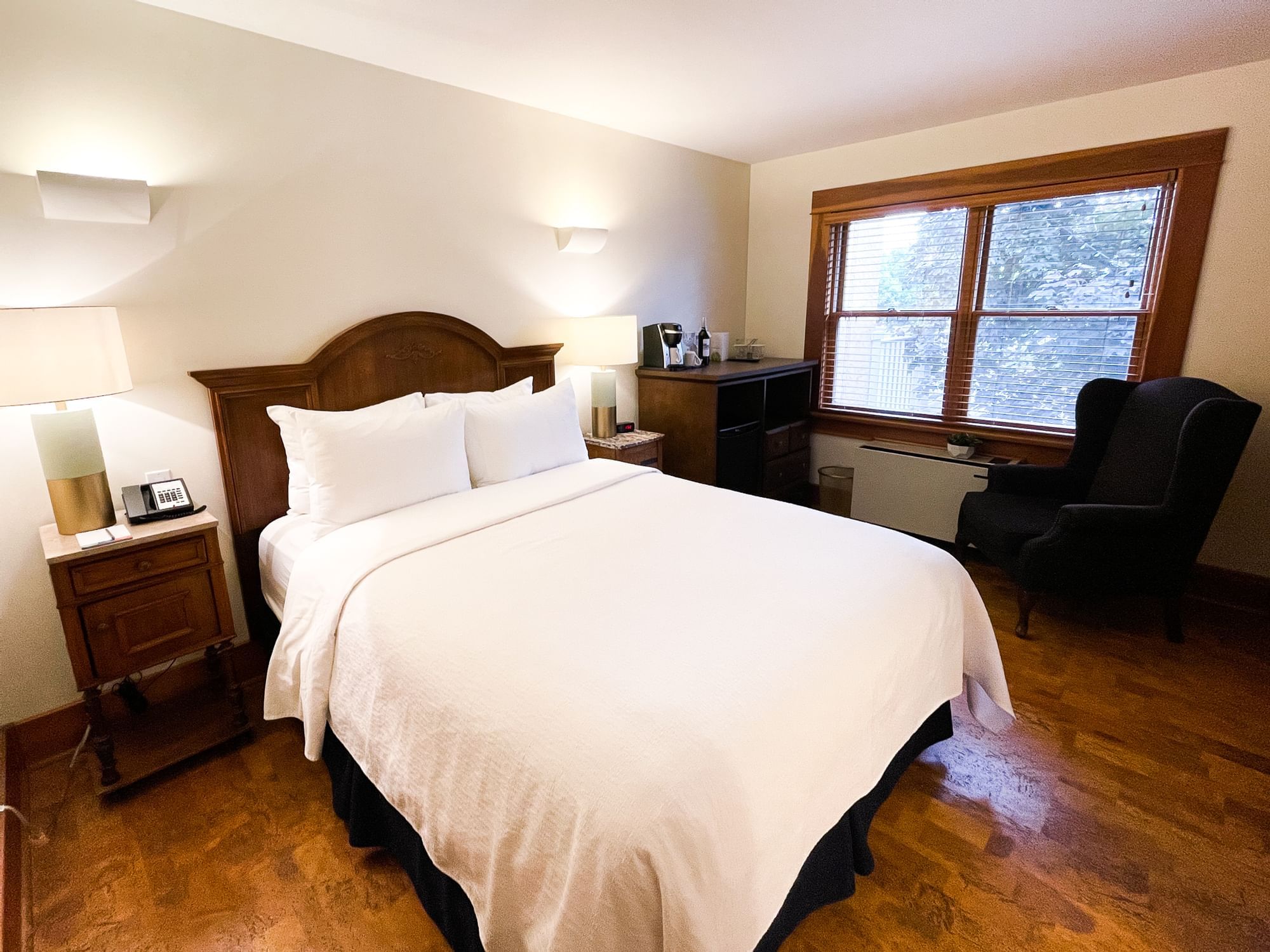 Bed & furniture in Heritage Queen Room at Hotel Eldorado