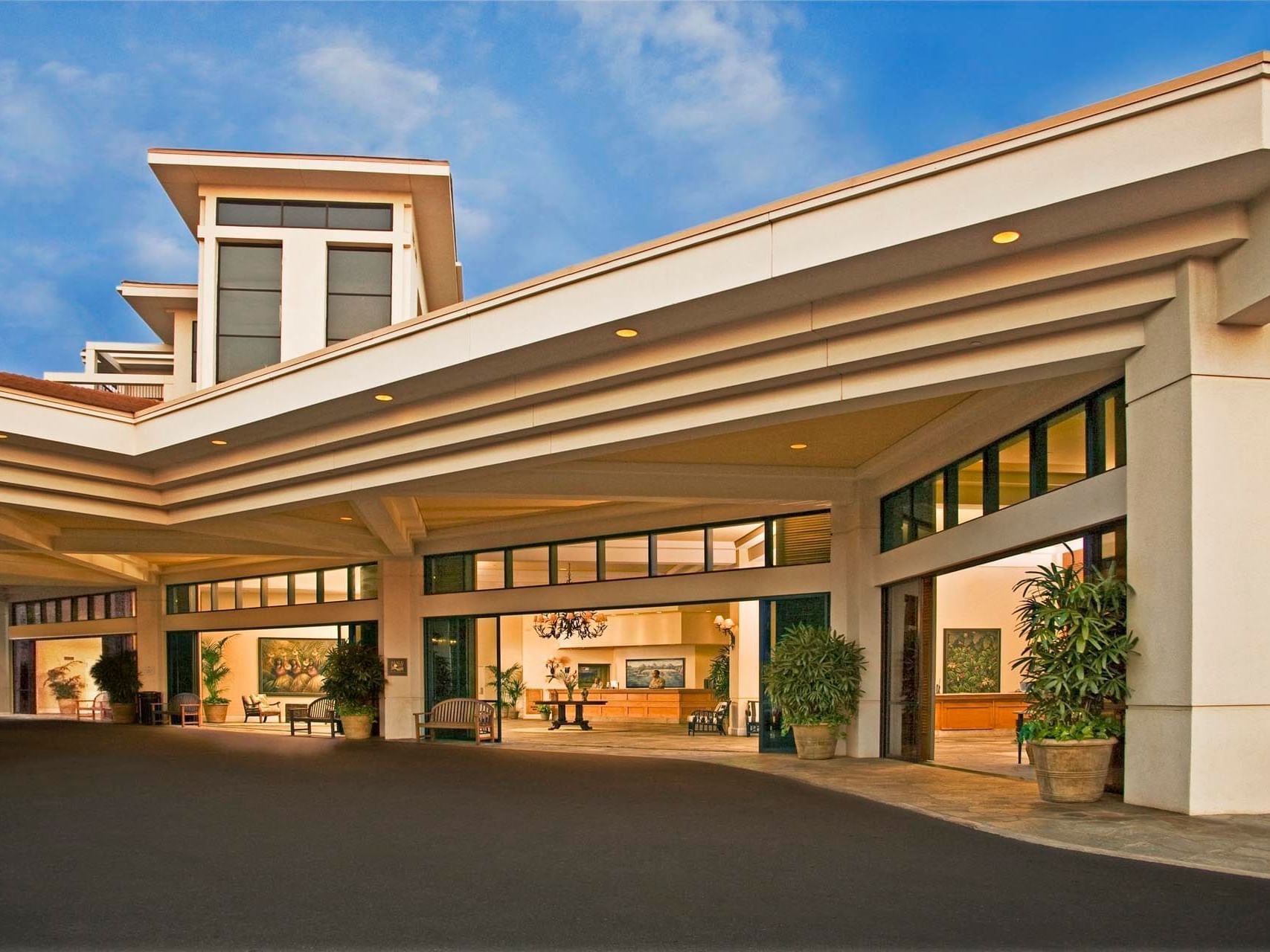 Centrally positioned entrance at Maui Coast Hotel