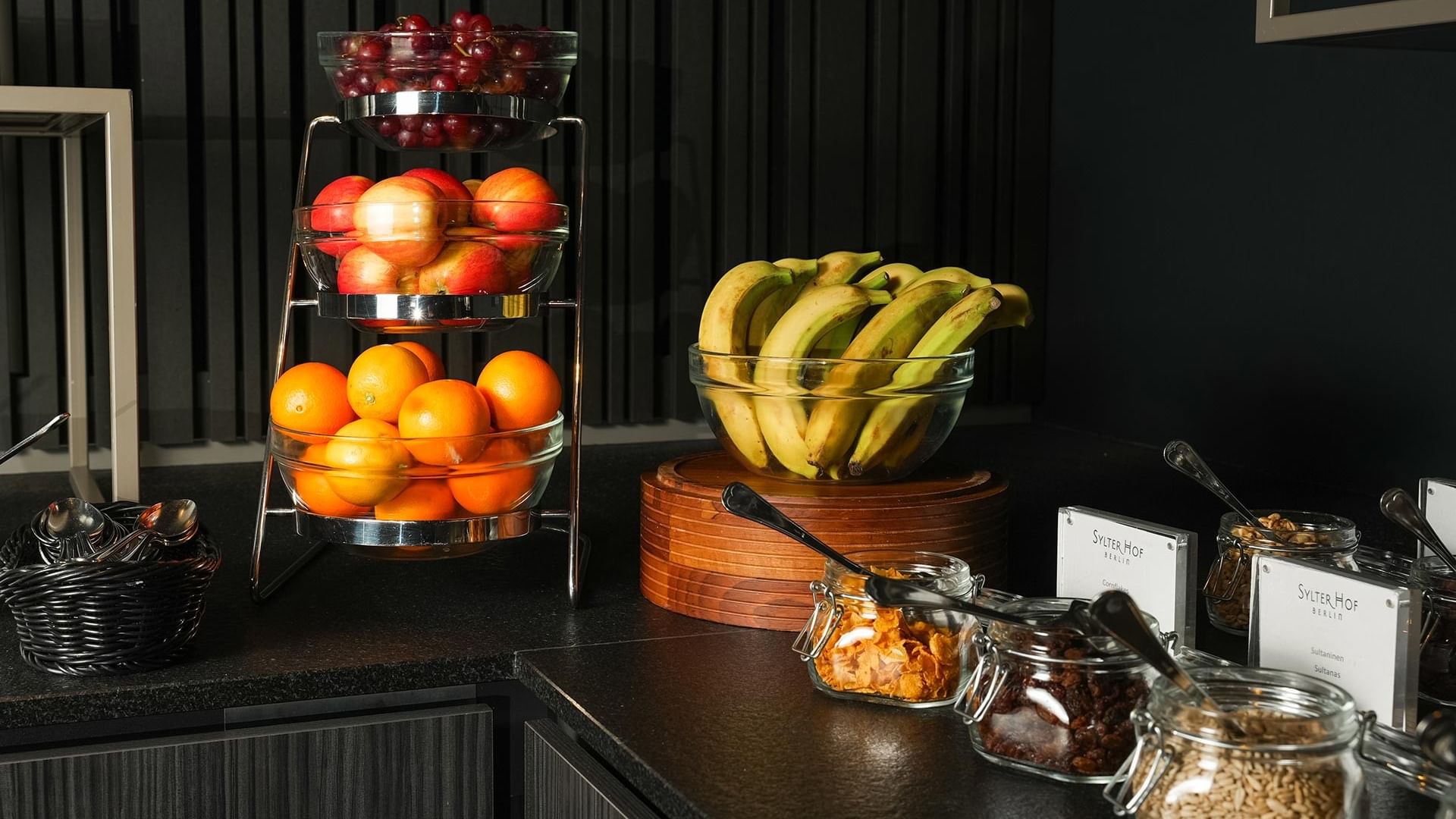 Früchte und Snacks im Frühstücksrestaurant des Sylter Hof Berlin.