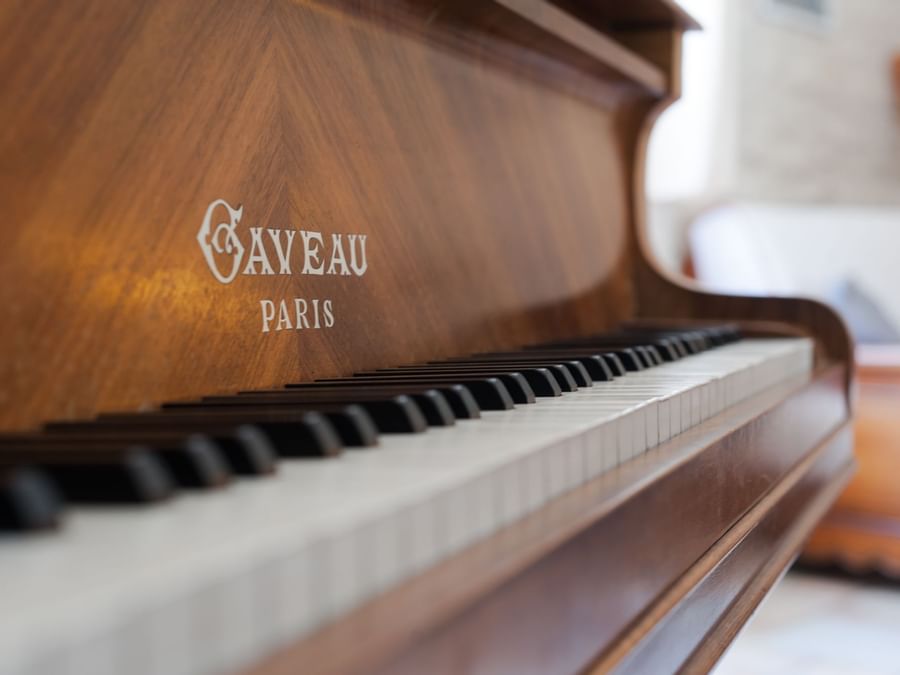 Closeup of a piano at Le pigeonnier du perron