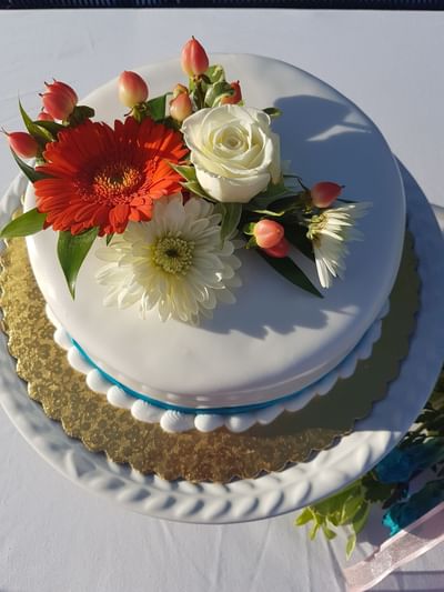 Close-up of wedding cake with a floral decor at Dover Beach Hotel