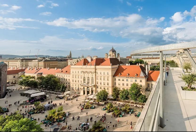MuseumsQuartier in Wien mit Blick über den zentralen Platz und die historischen Gebäude eines der größten Kulturareale Europas.