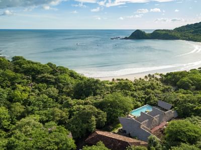 Vista aérea del frondoso bosque tropical y la bahía de aguas turquesas cerca de Morgan's Rock Reserve & Ecolodge, Nicaragua.