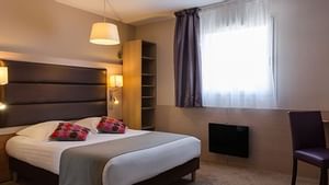 Comfort Bed & working desk at The Al Relais Saint-Eloi Hotel
