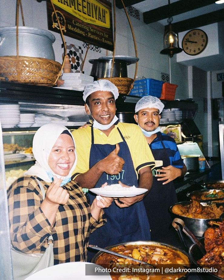 a female customer and Hameediyah Restaurant staff were taking photo together