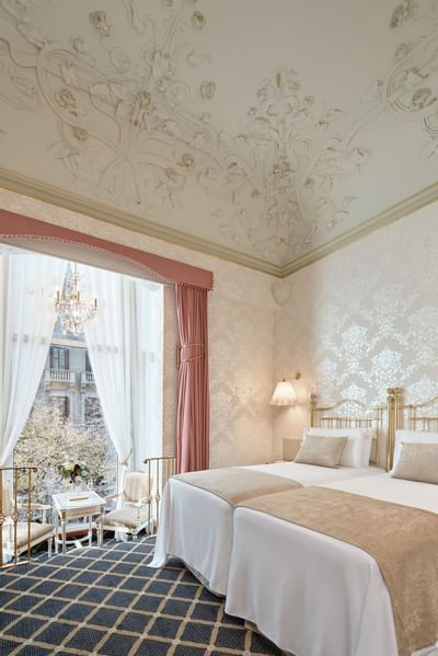 Superior exterior room with tribune