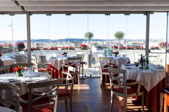 Banquet tables in Restaurant dining area at Bettoja Hotel Massimo D´Azeglio