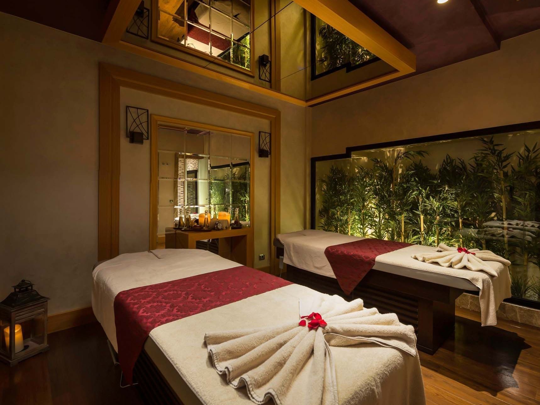 BeFine Spa’nın huzur dolu atmosferinde, özenle yerleştirilmiş masaj yatakları ve sakinleştirici dekor detaylarıyla bedeniniz kadar ruhunuz da dinleniyor