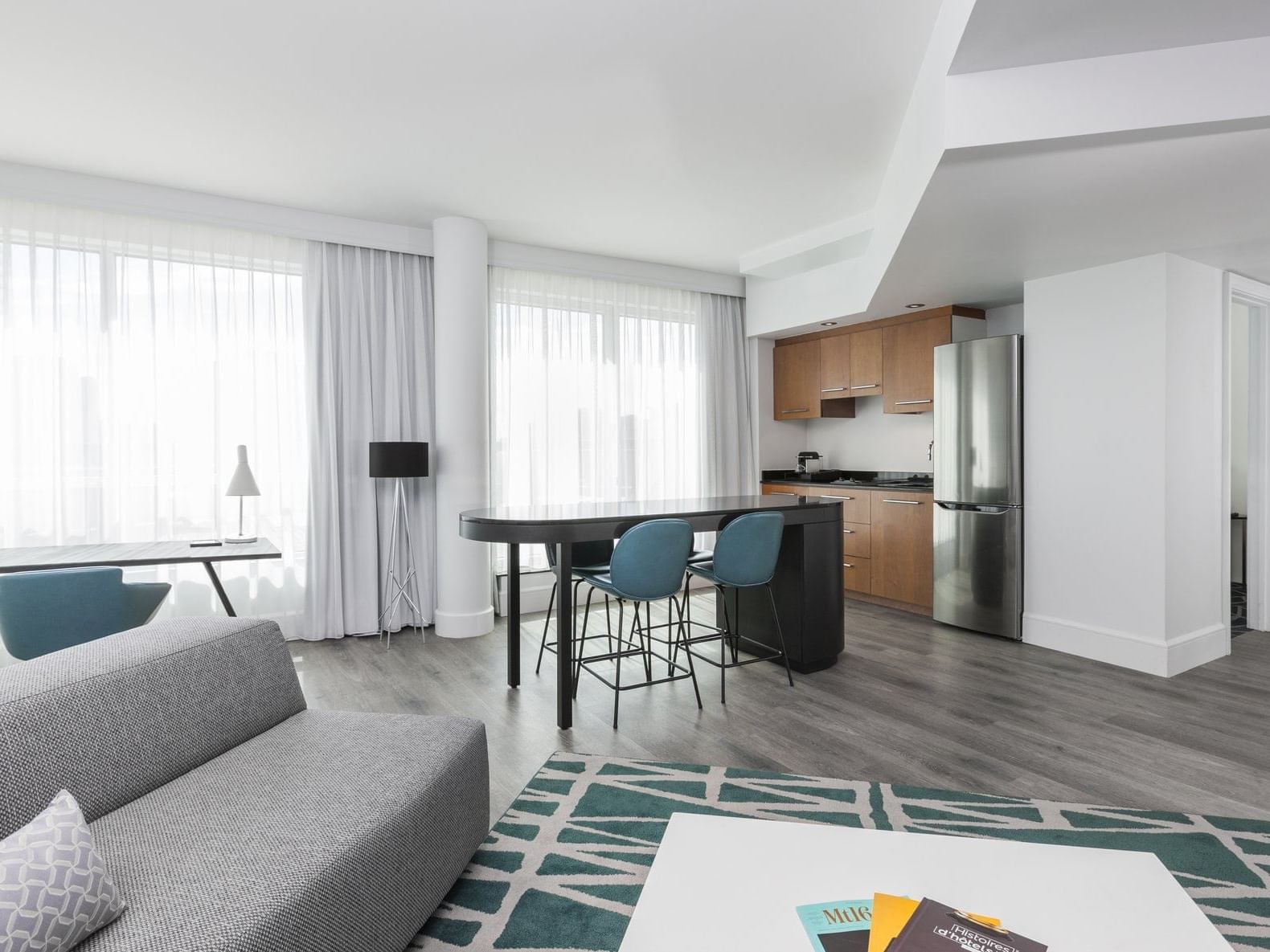 Living area with dining table in Penthouse Suite Renee-Levesque at Warwick Le Crystal