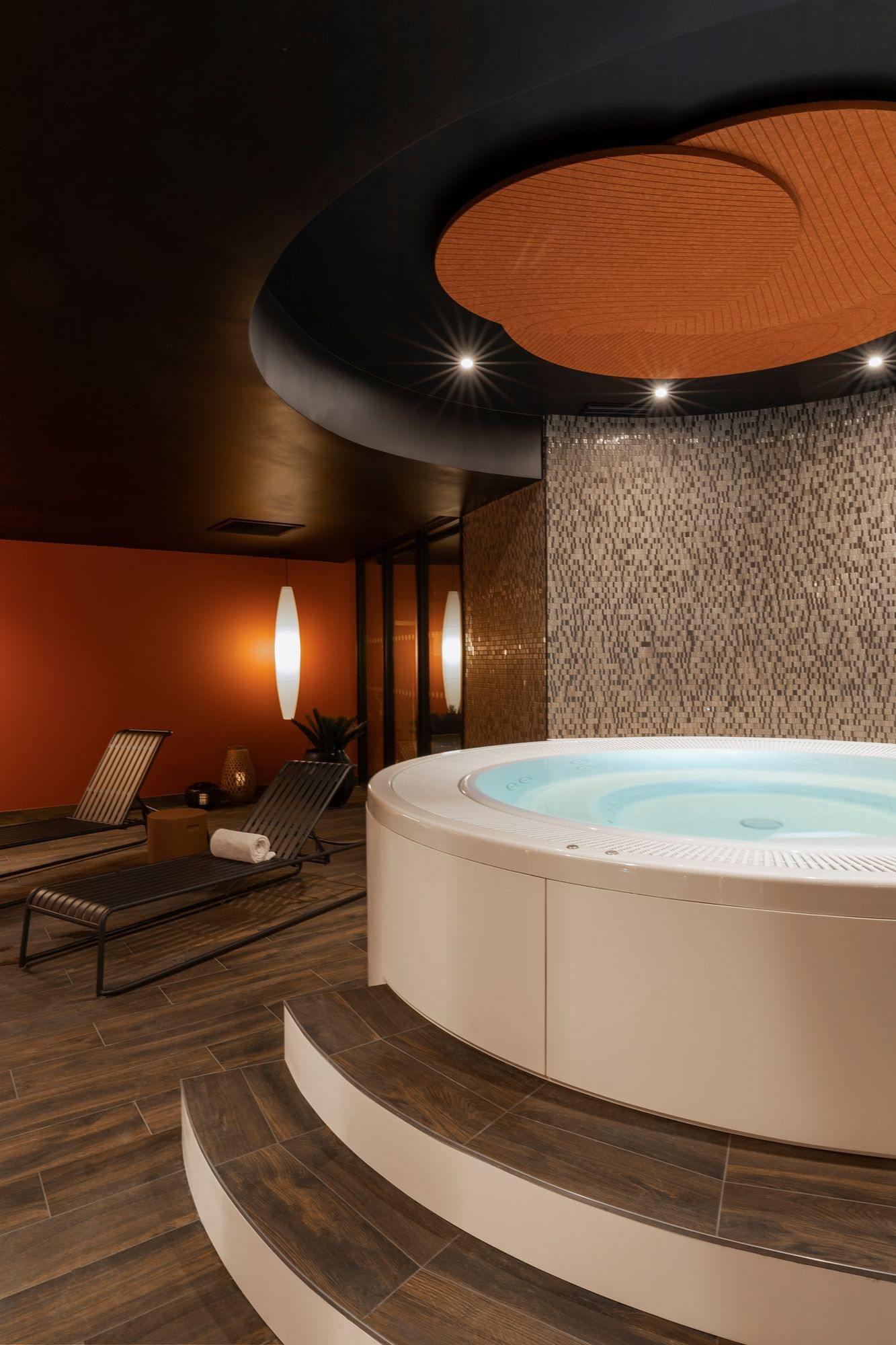 Jacuzzi avec lits de spa au spa à Oceania Le Conti Brest