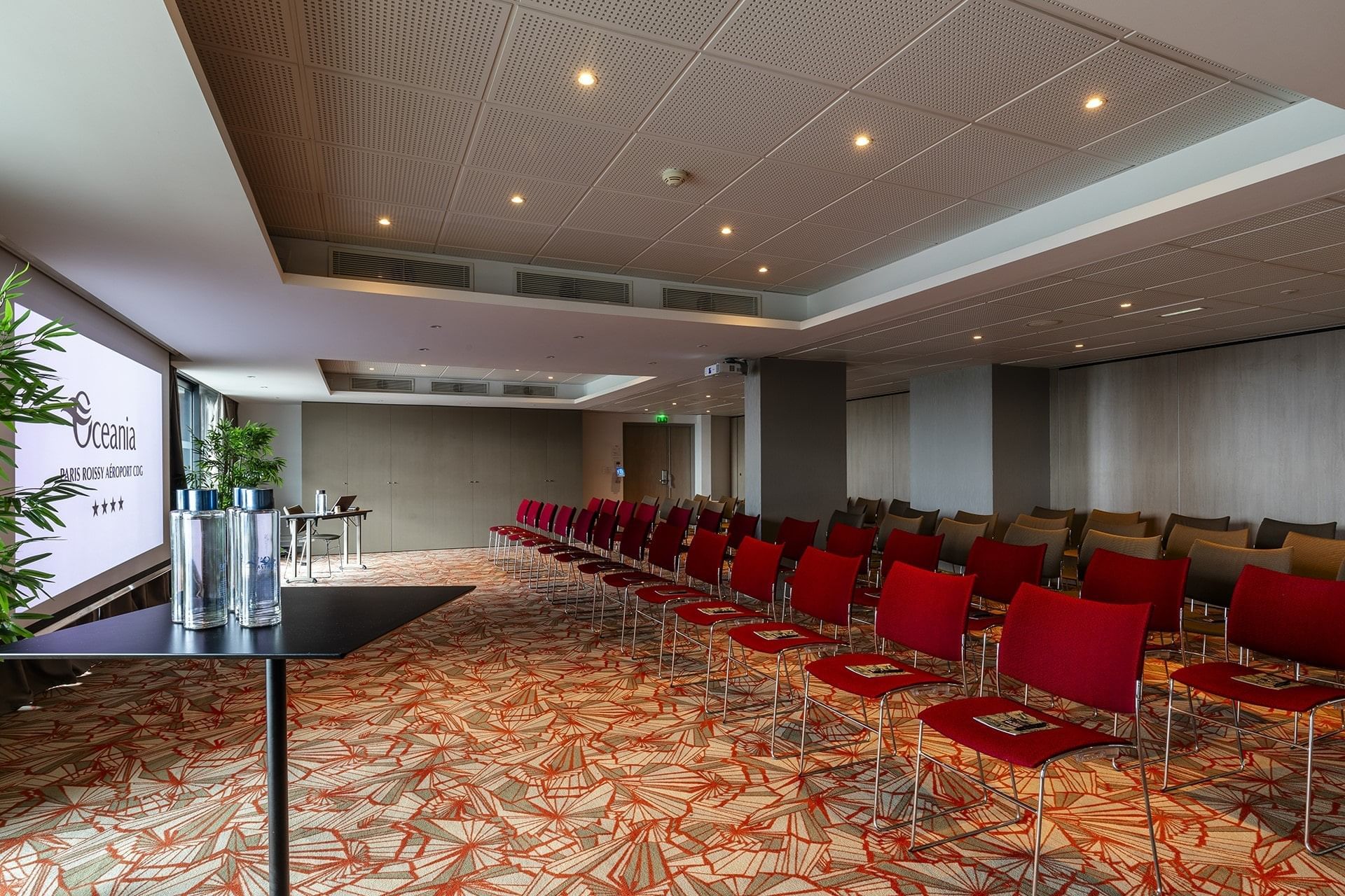 Configuration de chaises style théâtre dans une salle de réunion à Oceania Paris Roissy CDG