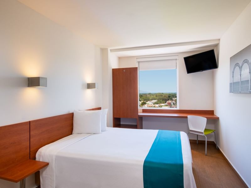 Habitación Superior con cama grande y zona de trabajo en One Hotels