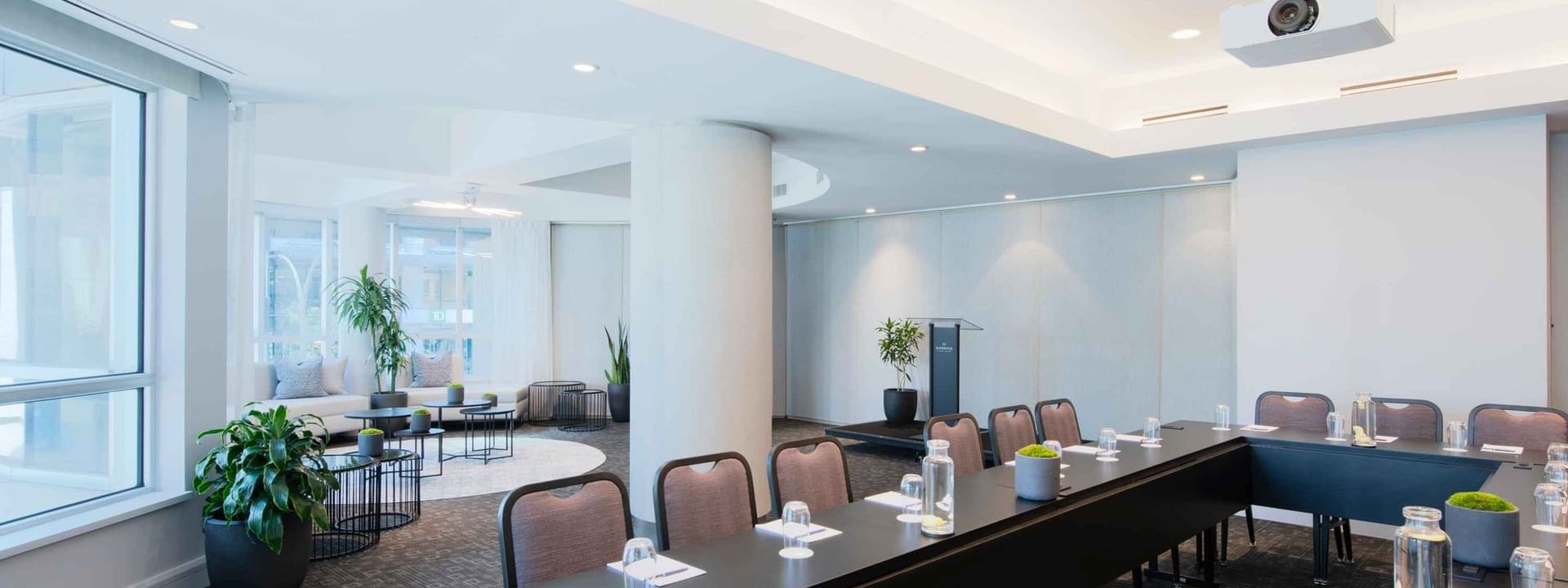 Table set-up with carpeted flooring in Salon De La Montagne at Warwick Le Crystal Montreal