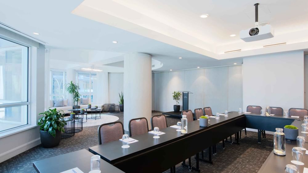 Disposition des tables avec moquette au Salon De La Montagne du Warwick Hotels and Resorts