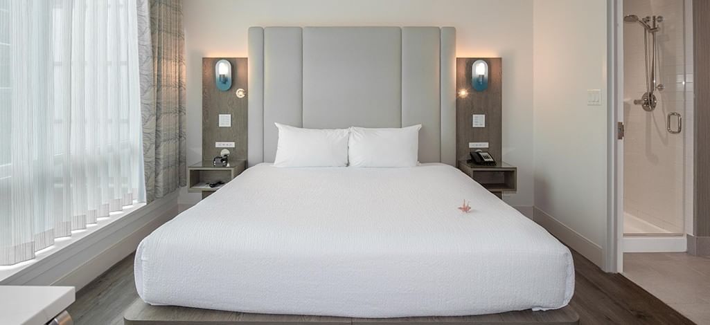 Premium King with View Room at Coast Coal Harbour Vancouver Hotel by APA