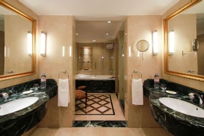 Bathroom with a bathtub in a room at Hotel Emperador