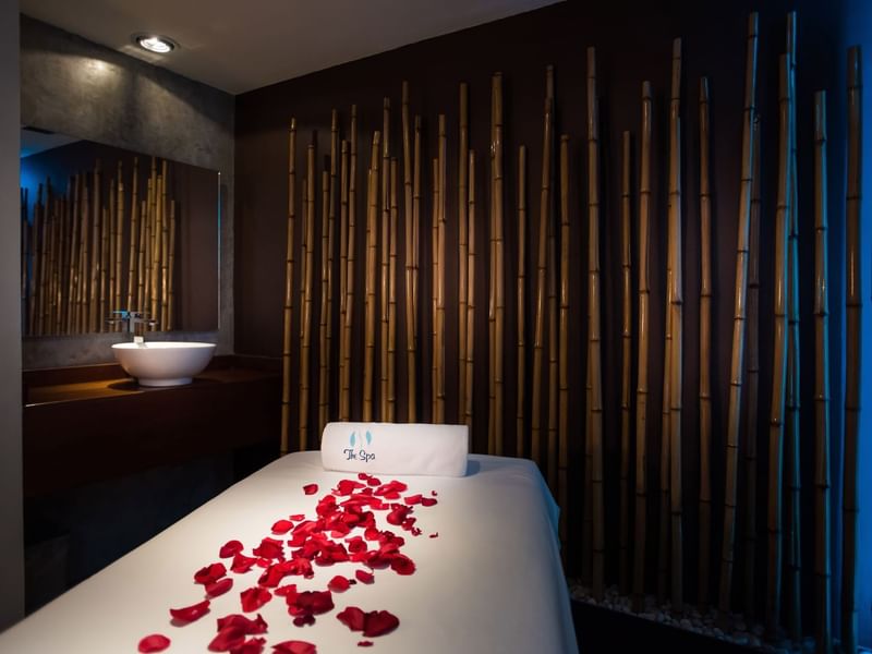 Massage bed rose petals in Yaa Cun Spa at La Colección Resorts