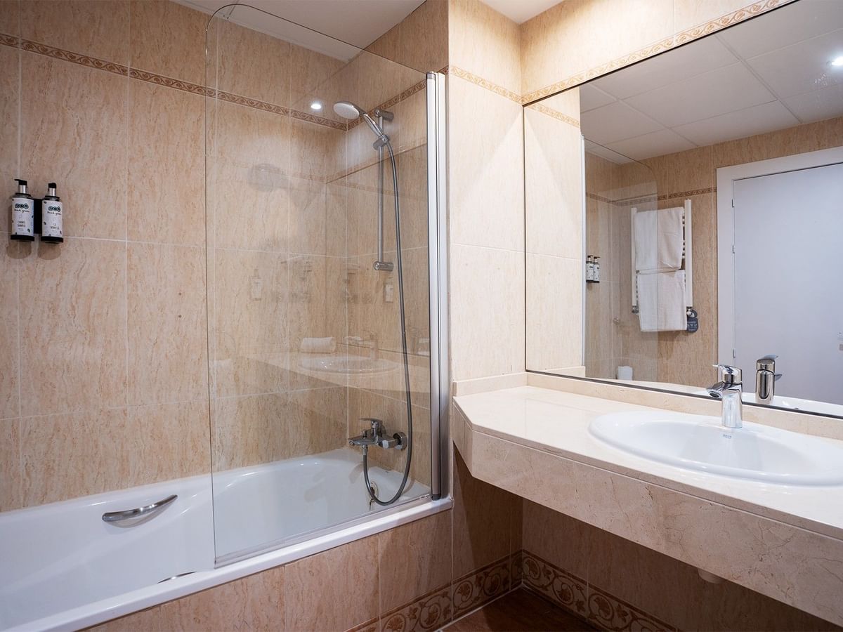 Standard Room bathroom at Ponient Pirámide Salou