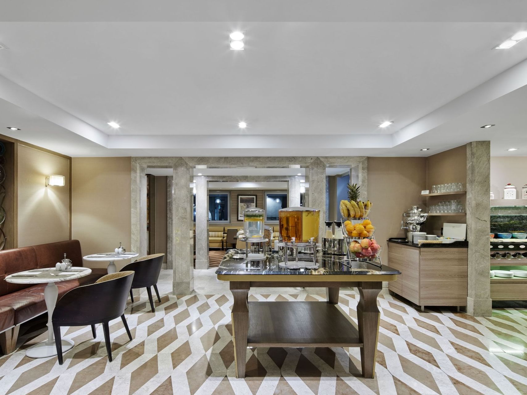 Moderner Buffetbereich mit Obst und Getränken im Frühstücksrestaurant im Titanic Comfort Mitte