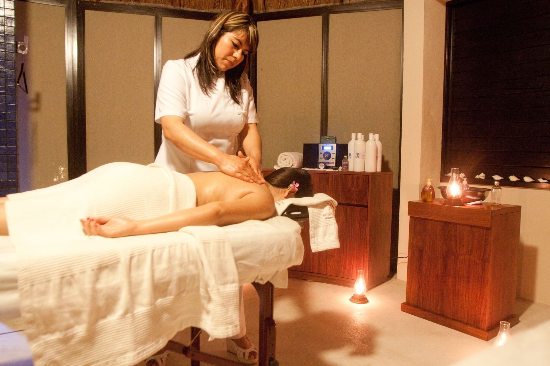 A lady receiving a back massage in the spa at Mundo Imperial