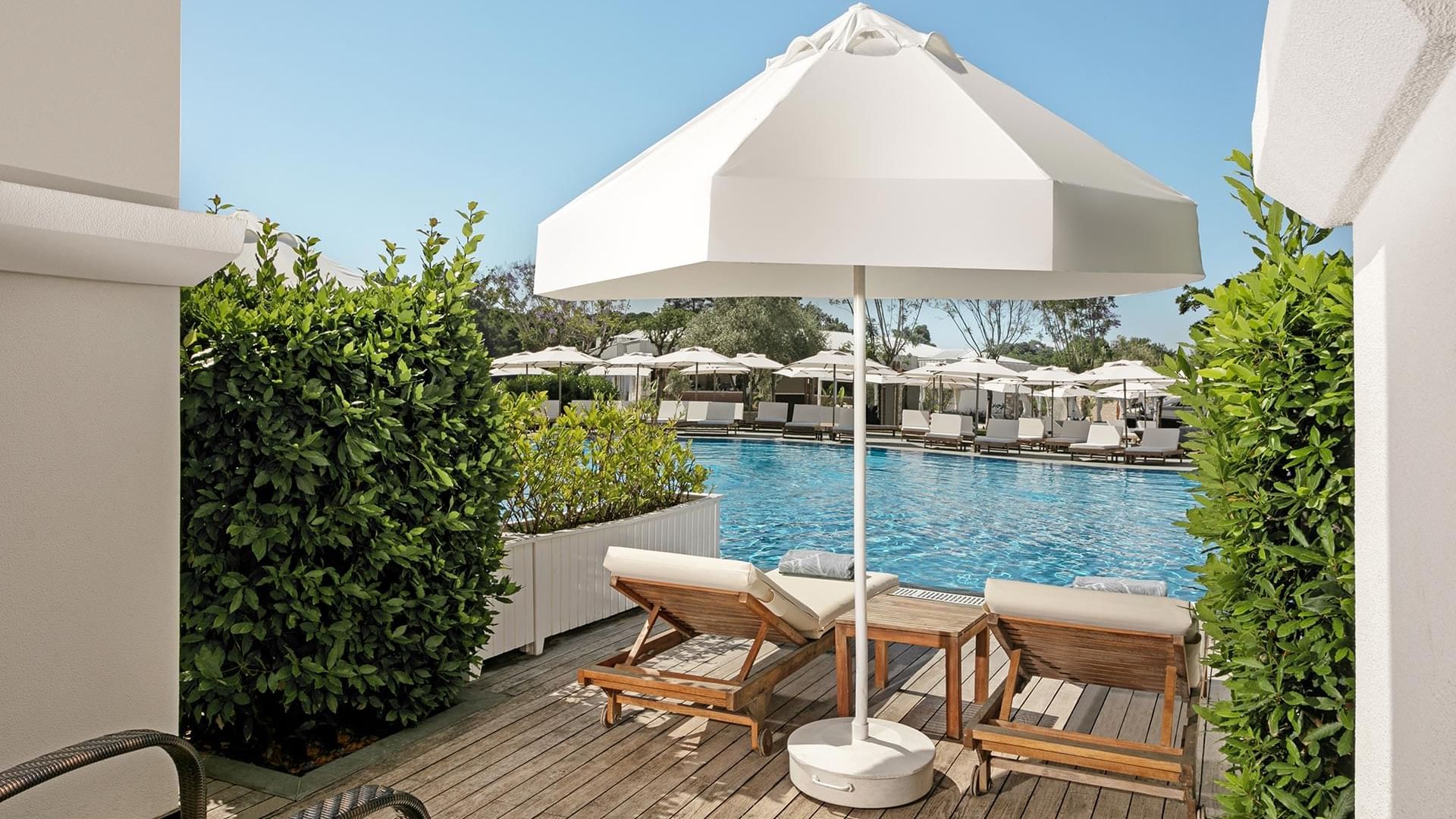 Family Pool Suite Swim-up в Titanic Deluxe Golf Belek — прямой выход на террасу у бассейна.