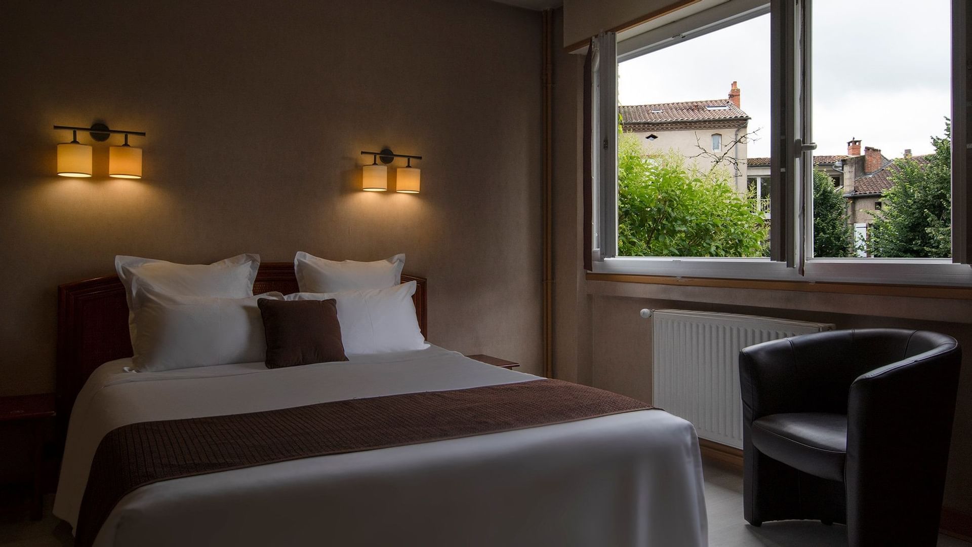 Comfort Double Room with a double bed at Hotel Rive Droite